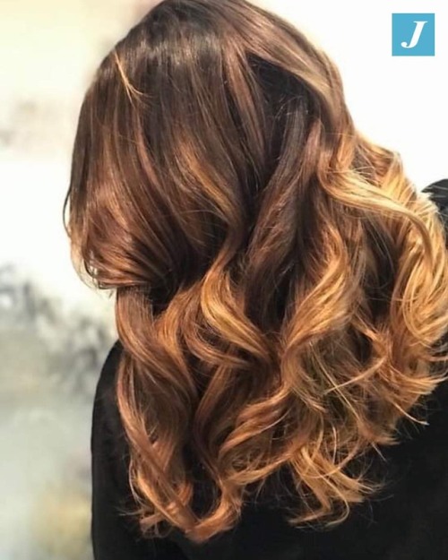 Sani, morbidi e lucenti.✨ Affida la bellezza dei tuoi capelli alla sapienza degli hairstylist CDJ. ⠀