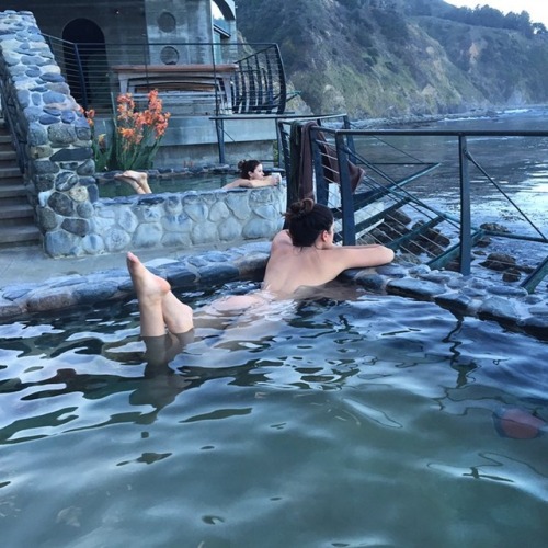 soakingspirit:  kiramirraUp with the sunrise and into the hot springs #fullmoonatsunrise #hippiechics ✌🏻️❤️💡#Esalen #teambirthdaysuit @nik_nasty@natalieperrotta 🌀