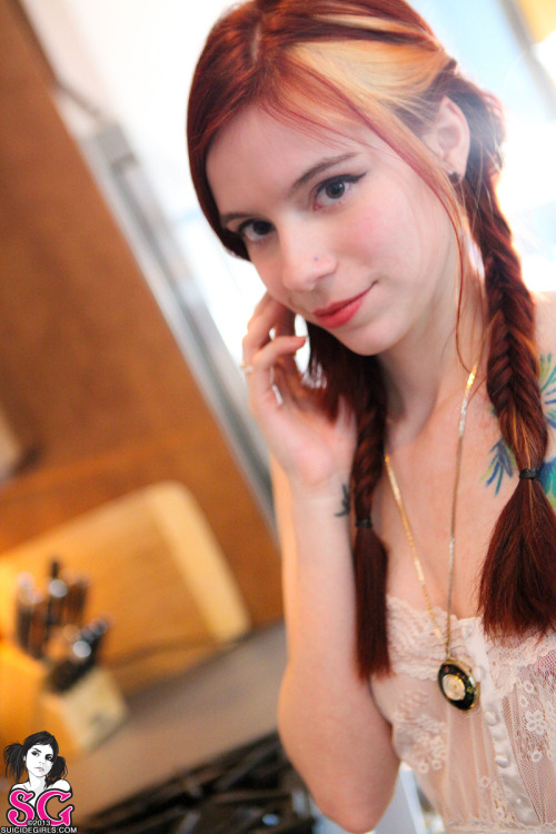 sexy-redhead-redhair-orangehair:    Kızılderili Atasözü :“..Neden ben insanlara güvenmemeyi öğrenip ruhumu kirleteyim.Onlar güvenilir olmayı öğrensinler…”#RiversongSuicide  