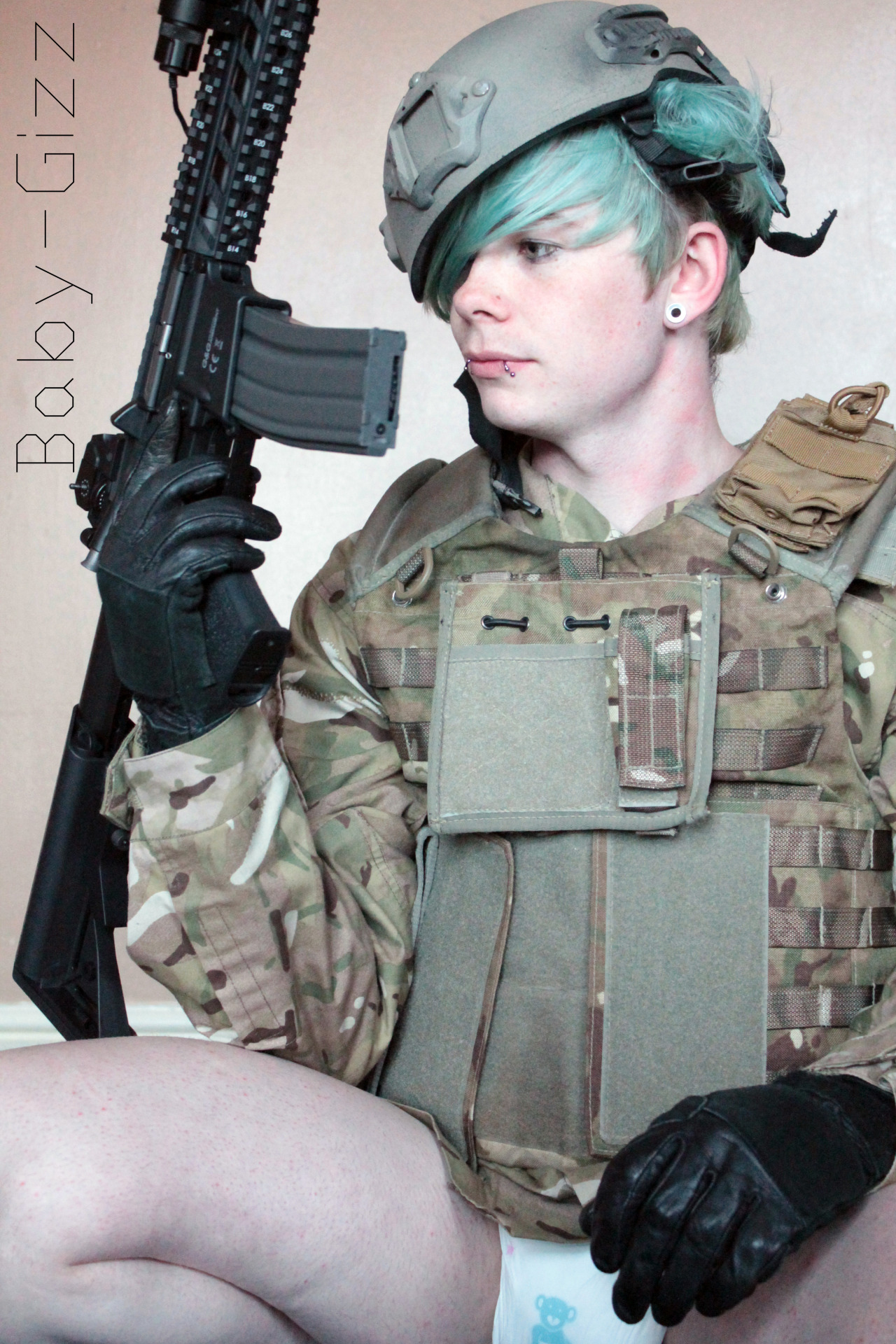 baby-gizz:  alex wanted pics and i wanted to play army’s teehee so we compromised 