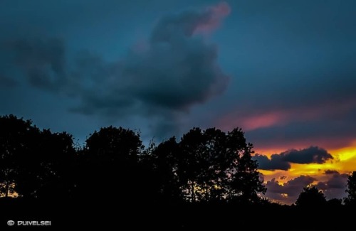 ‘Red Ball in Right Hand Corner’ #Sunset #CoucheSoleil #Nature #Weather #Temps #Sky #Skyp