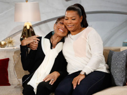 fromzimbabwee:  soph-okonedo: Queen Latifah and her mother, Rita Owens (November 25, 2014)  💖 