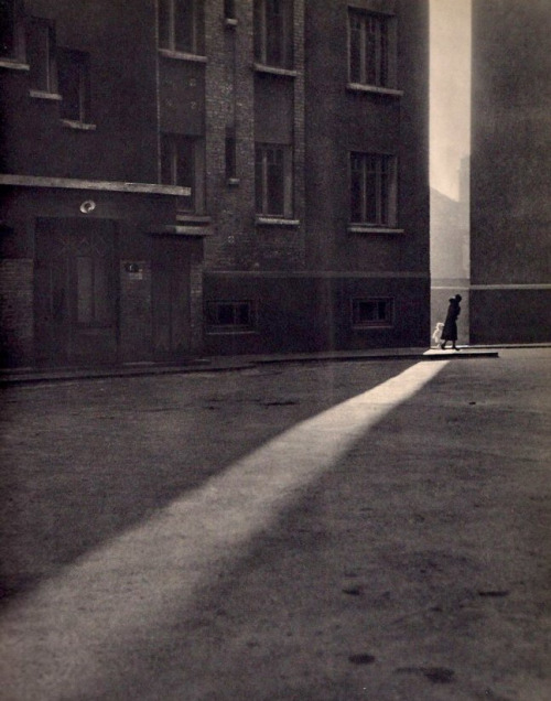 luzfosca:  Gilbert de Chambertrand. Parisian street, 1935