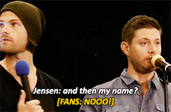 shelovesjared:  winchestrbrothrs:jared and the fans trying to help jensen send his