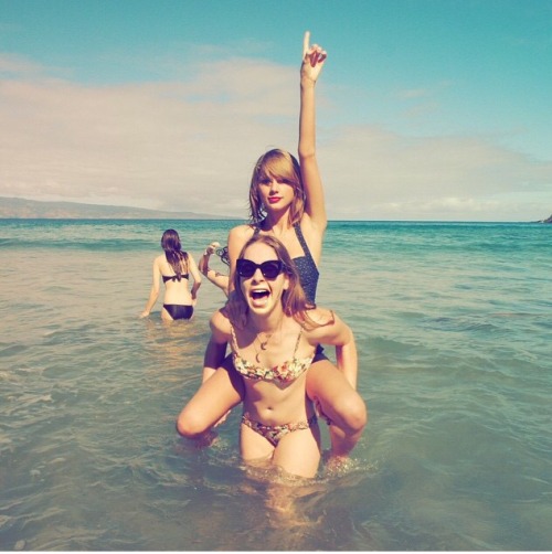 jtmaster13:swifternet:lost-in-taylorland:Taylor why do you always point to the sky when you are in w