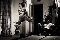 mrsbshi:  amaury-grisel-shibari:  un peu de repos bien mérité …j'aimerais bien avoir la même déco dans mon salon !Akira Naka et Gorgone @ La place des cordes Paris Photo : Amaury Grisel  love