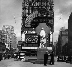 edoardojazzy: Times Square, New York City, 1935@ Peter Sekaer  