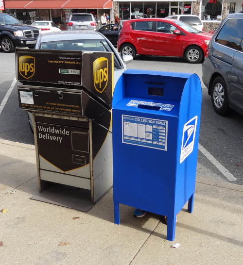 thedeskofdrychris:queenwhiskey:tayintheflesh:pleatedjeans:viaTHE SNACK MACHINE!!!?!A weapon to surpa