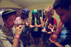 purplengabbana:  godshideouscreation:  erizuhbreath whospilledthebongwater hightimeswithmikeandmike  Dope!