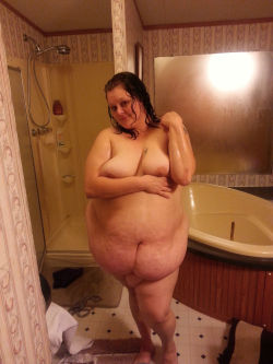 gravity-goddesses:  Brilliant, bathroom belly.