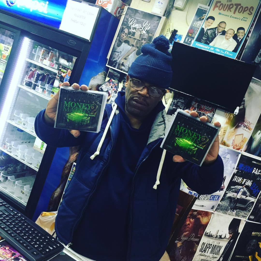 #Bigsalute my man @bigunk_bsi
Get down on #14th and #north and ask em about that #moneymatrix2 by #Messyiah 💯💯$5 a copy