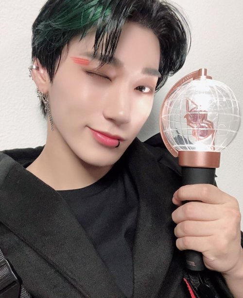 200201 @ateez_official_[] DAILY ATEEZ.The official light stick looks even better in real lifeLook fo