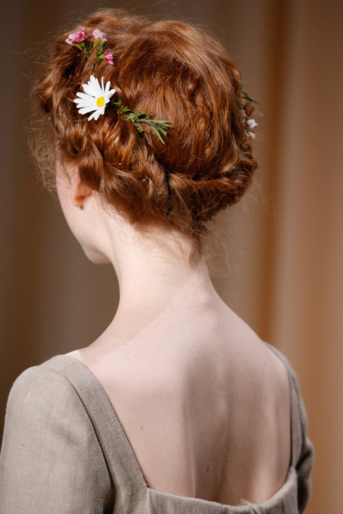 imakegoodlifechoices:star-anise:confessions-of-a-dior-addict:Valentino Couture s/s 2015 hair details