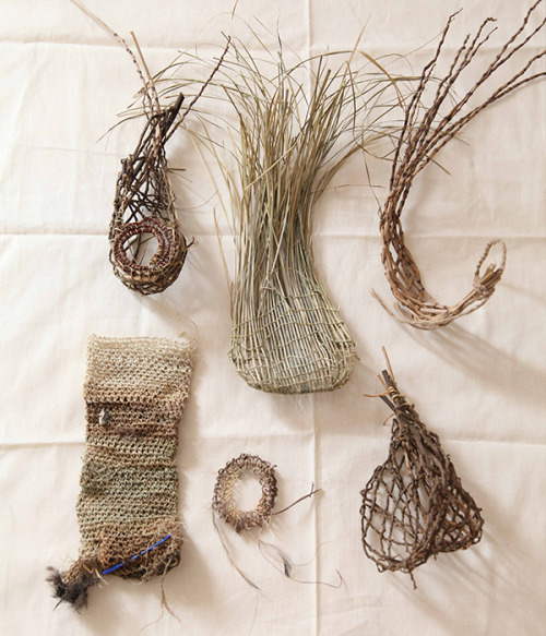 afrikani:Weaving techniques. First row left – right: Combination of random and coil weave, twist wea