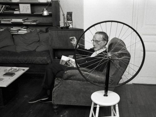 wafertubo:  classicvintagecycling:Marcel Duchamp with his Bicycle Wheelunicograndeamore