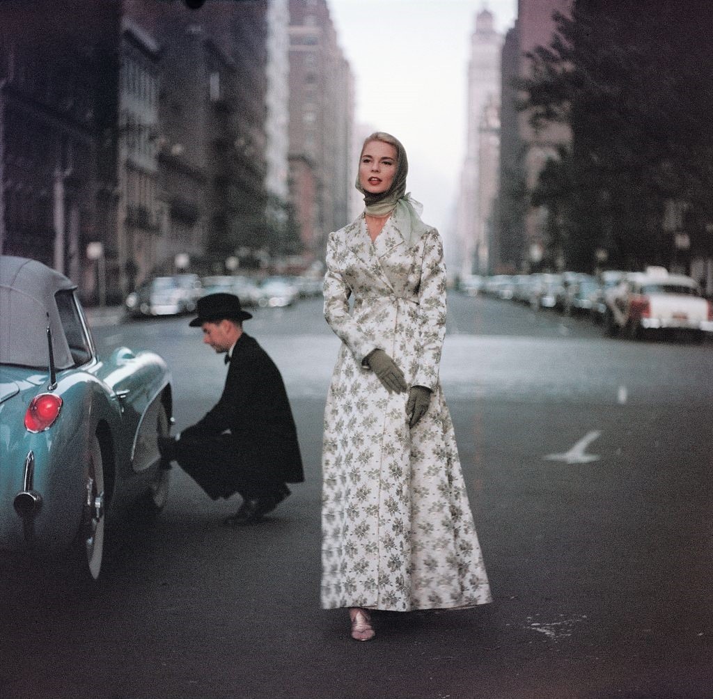 gatabella:  Gordon Parks, Evening Wraps at Dawn, New York, 1956.