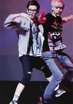 yeollovemebaek:  how can one be so cute and sexy at the same time 