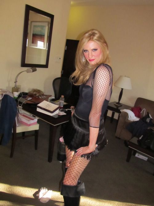 tvlauran:  mymmmmasquerade: The minute you walk through the door…mmmm I’ll say ‘shut that door and put the heating on, or pass me something warm to wear, like a fridge in here’ 