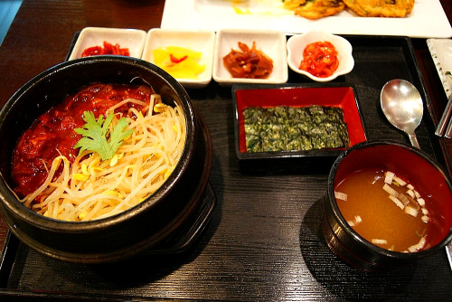 해물솥밥 모랑: 복분자 막걸리 rasberry Makgeolli (Korean rice wine), 해물전 Korean seafood pancake, 매운 낙지솥밥 spicy oc