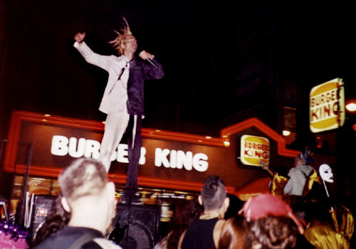 mindlessarchives:&gt; HALLOWEEN PARADE - NYC -  NY - 10/31/1999