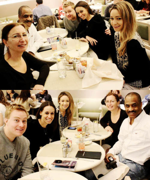 daniellepeazerisoursunshine:  Danielle with her parents, her sister and her sister's