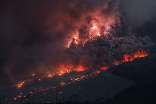 wonders-of-the-cosmos:Dirty thunderstormA dirty thunderstorm (also volcanic lightning, thunder volca