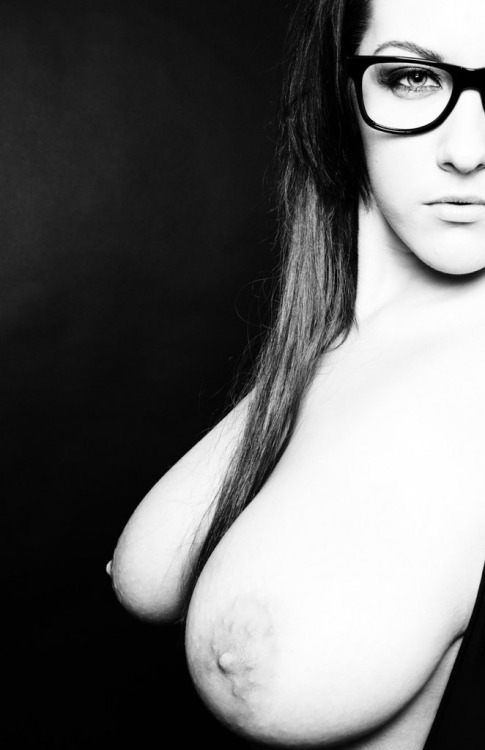 bigtitsparadise:  Big tit babes give free shows: http://bit.ly/1H1GHsq