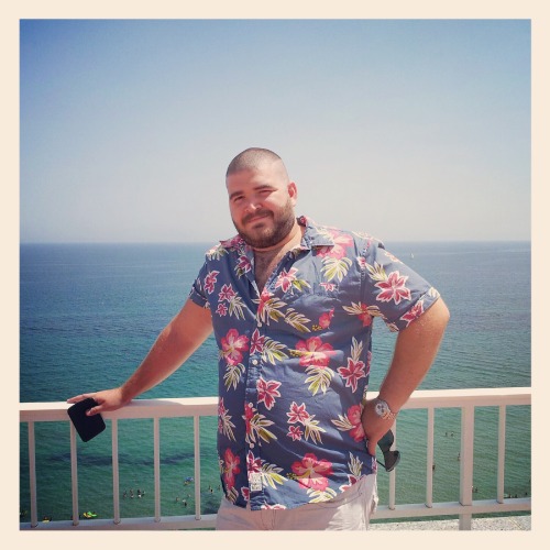 chubbyaddiction:  What a cute summer bear… 
