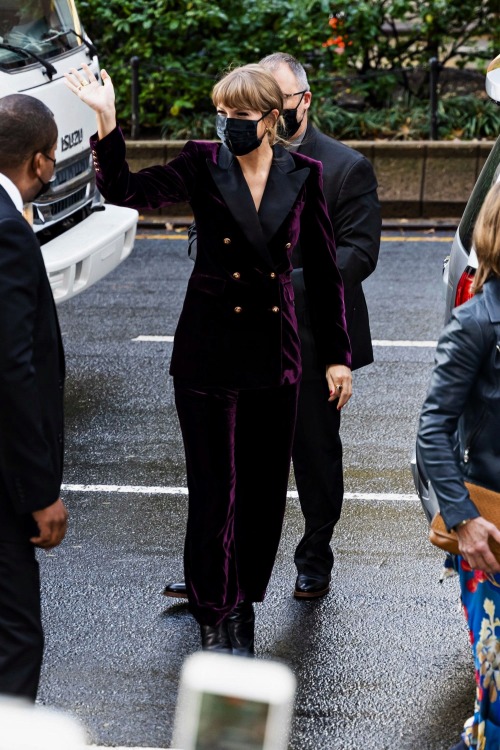  Taylor Swift arriving at the “all too well” premiere in New York City, NY 