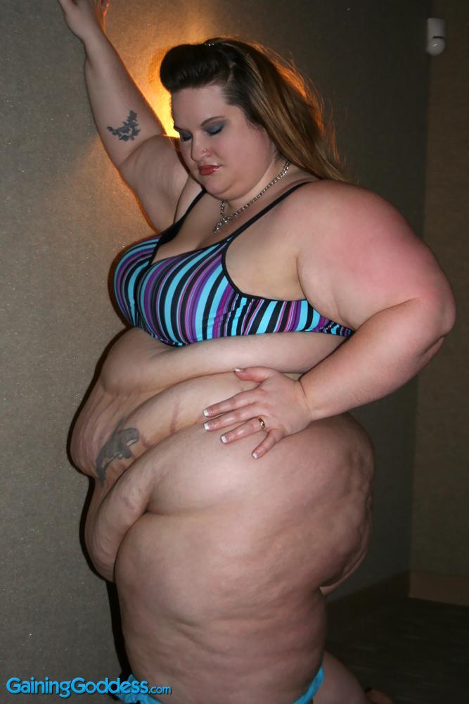 heywewantsomefatty:All the stretch marks scars her belly got to get fat and pack
