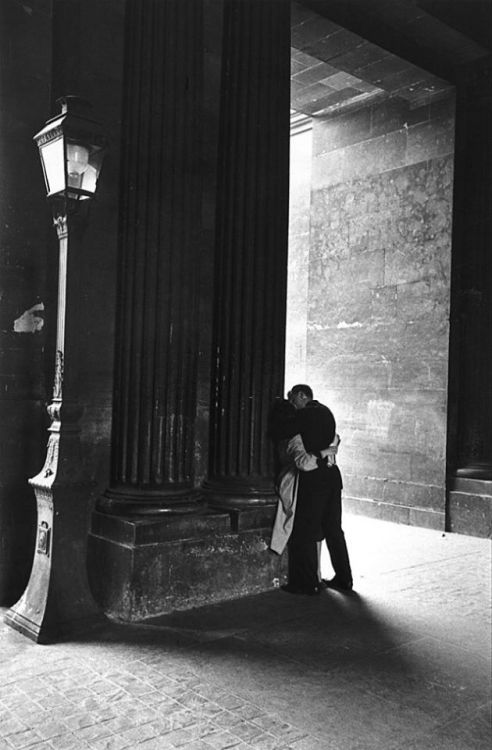 paolo-streito-1264: Lovers kissing under the arches of the Louvre, Paris, France, 1962. Édoua