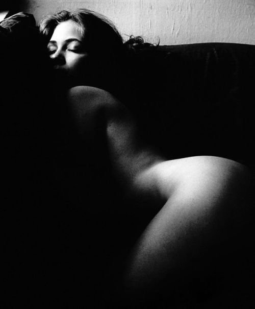 amoreperituoiocchi:  Dormire in te dormireanzi svegliarsiaprire gli occhinel tuo centronero bianco n