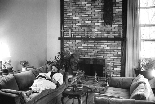 standingatthefence:Jill Krementz | Toni Morrison On her couch, where she often wrote. April 17, 1974