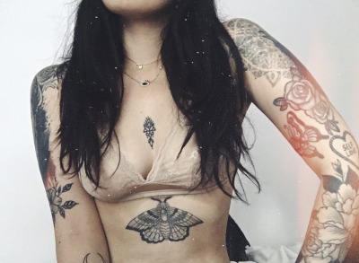 chatounne:Someone have a new tattoo 🤫