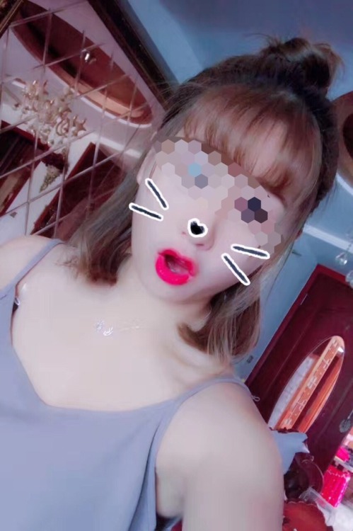 pantyhosesixuan: 美丽的女友洛希，希望大家把精液射给她，射在她的红唇上，求求你们了 我是洛希的男友，一个下贱的绿帽王八