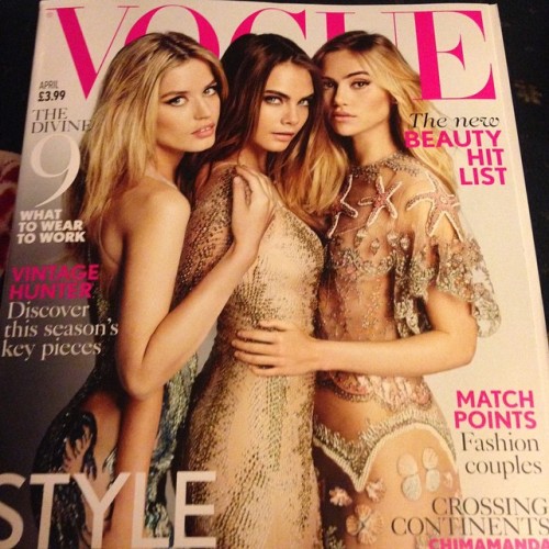 My evenings entertainment ❤️ #vogue #theaprilissue #caradelevinge