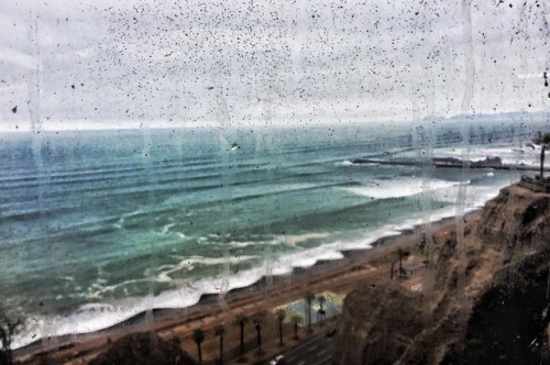 Ventana sucia con vista al mar. Lima  - - - - - - - #HCSC_street #lacalleesnuestracolectivo #bcncoll