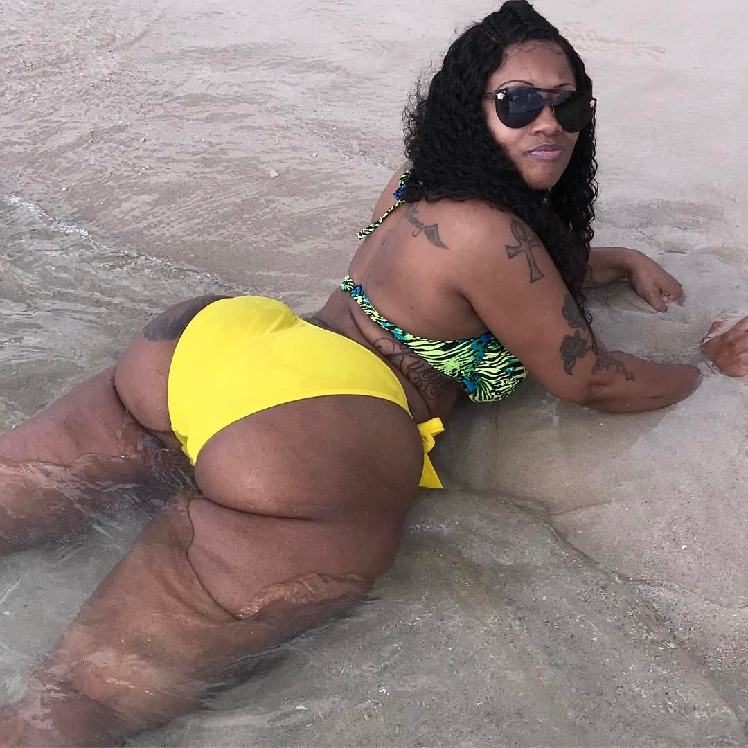 thequeencherokeedass:  Trying to stay cool in this HOT ASS SUN!!! Clubcherokeedass.com
