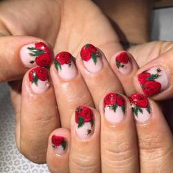 vanityprojectsnyc:  @rosebnails #handpainted