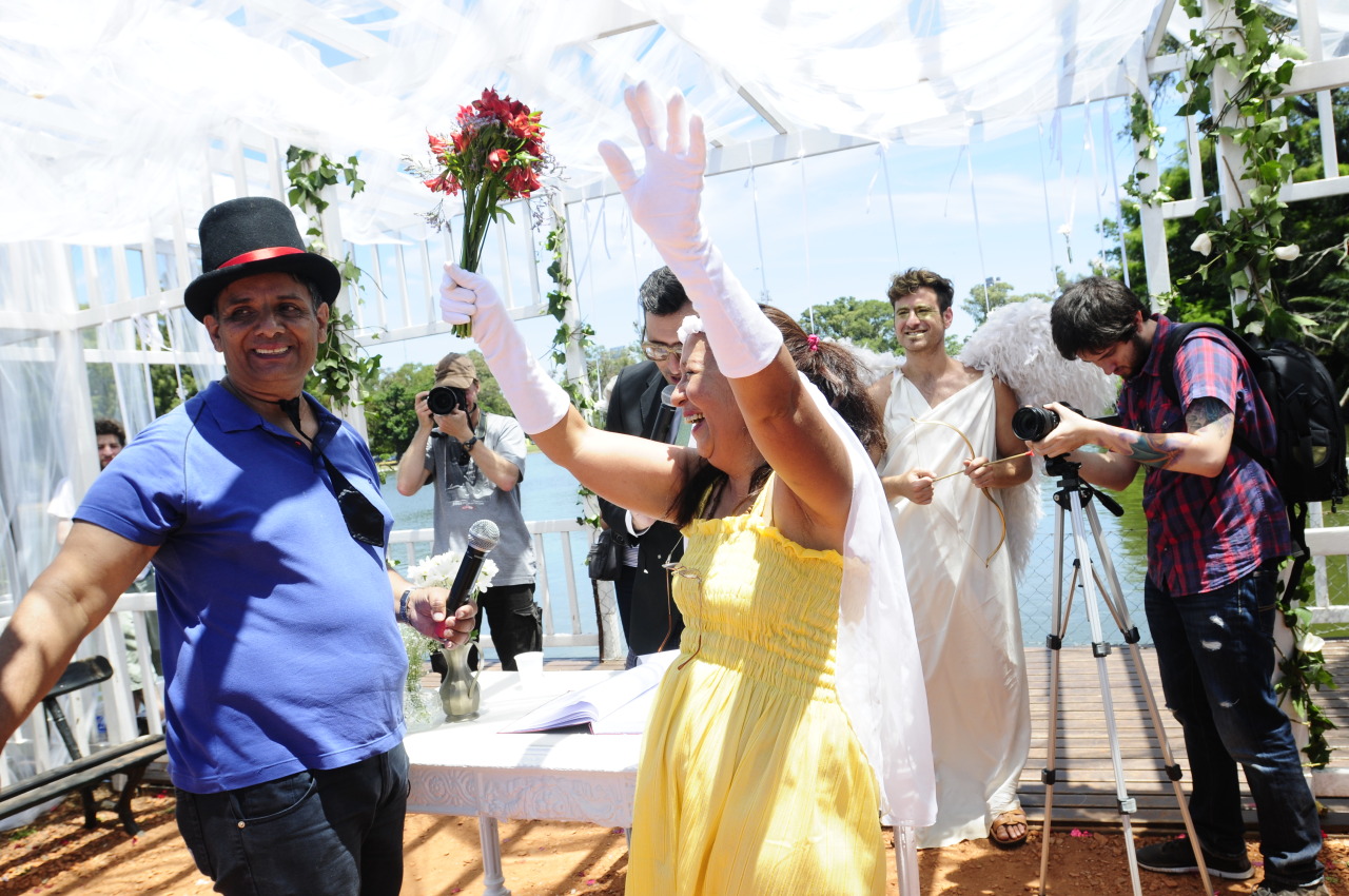 ROMÁNTICO ROSEDAL. Diez parejas dieron el sí para celebrar de los cien años del bello paseo palermitano .Se trató de ceremonias simbólicas en donde participaron desde recién casados hasta una pareja que cumplía bodas de oro. Fue una de las...