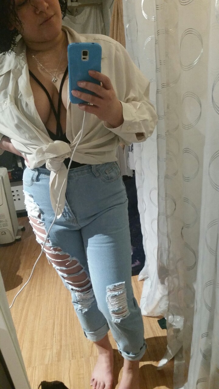 trublulotus:  trying to figure out what to wear tonight and i thought i looked kinda