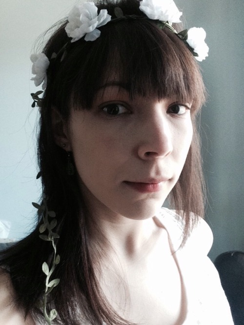 ravenclawfeuilly:bought a flower crown! because why not.