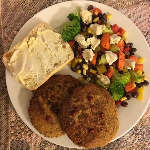 Quinoa and chickpea patties, bean salad curtesy of @zazanona and a bun with almond ricotta #dinner #