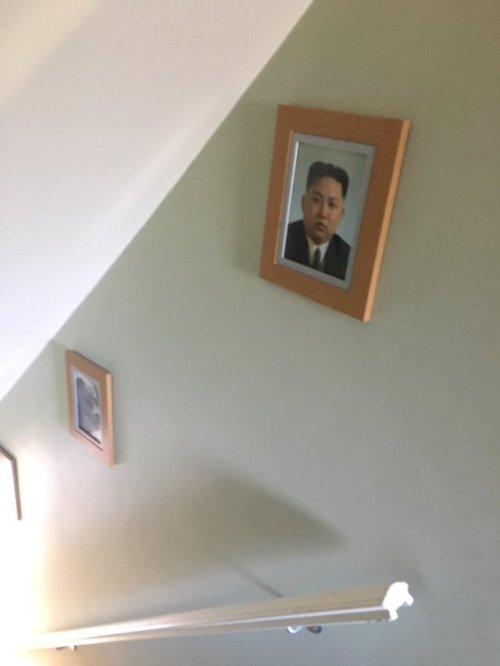 ratak-monodosico:Jake‏ @Slatez_My brother’s changed his photo on the staircase to Kim Jong