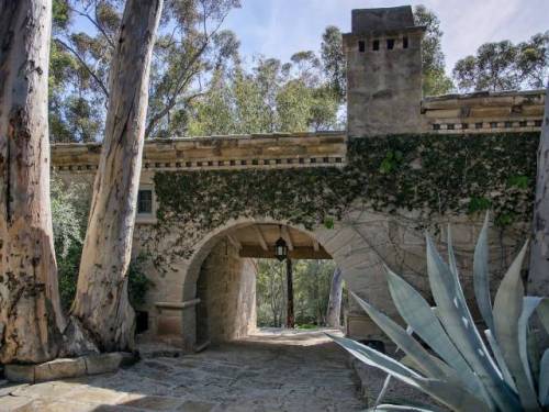 Ellen DeGeneres’ Mansion Is Up For Grabs – And It’s Gorgeous (19 pics)DeGeneres and de Rossi bought 