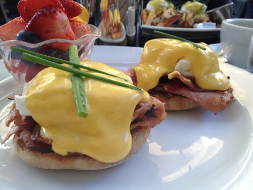 the hollandaise makes this eggs benedict look sexy just as it is tasty! // Blue Jam Cafe