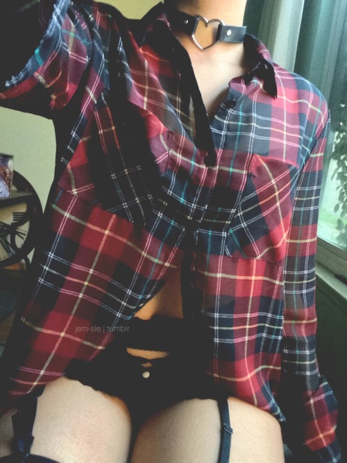 rose-j:  jem-sie:  fuck me in my flannel  holy