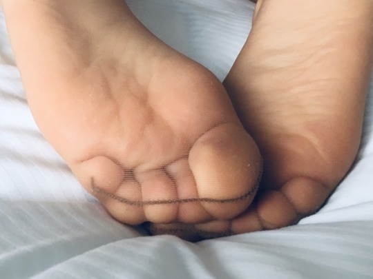 feet-smeller: feetandnylon:  💦💋  Sweet smelling teens feet 💙  