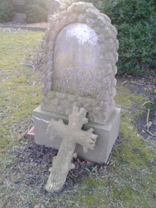 aabandoned:More photos of the abandoned cemetery i went to. Located in Germany. (2/2)