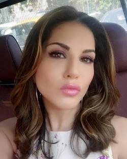 Soft wavy hair and light purple eyes with a heavier lash! Thanks @nitashawahi by sunnyleone